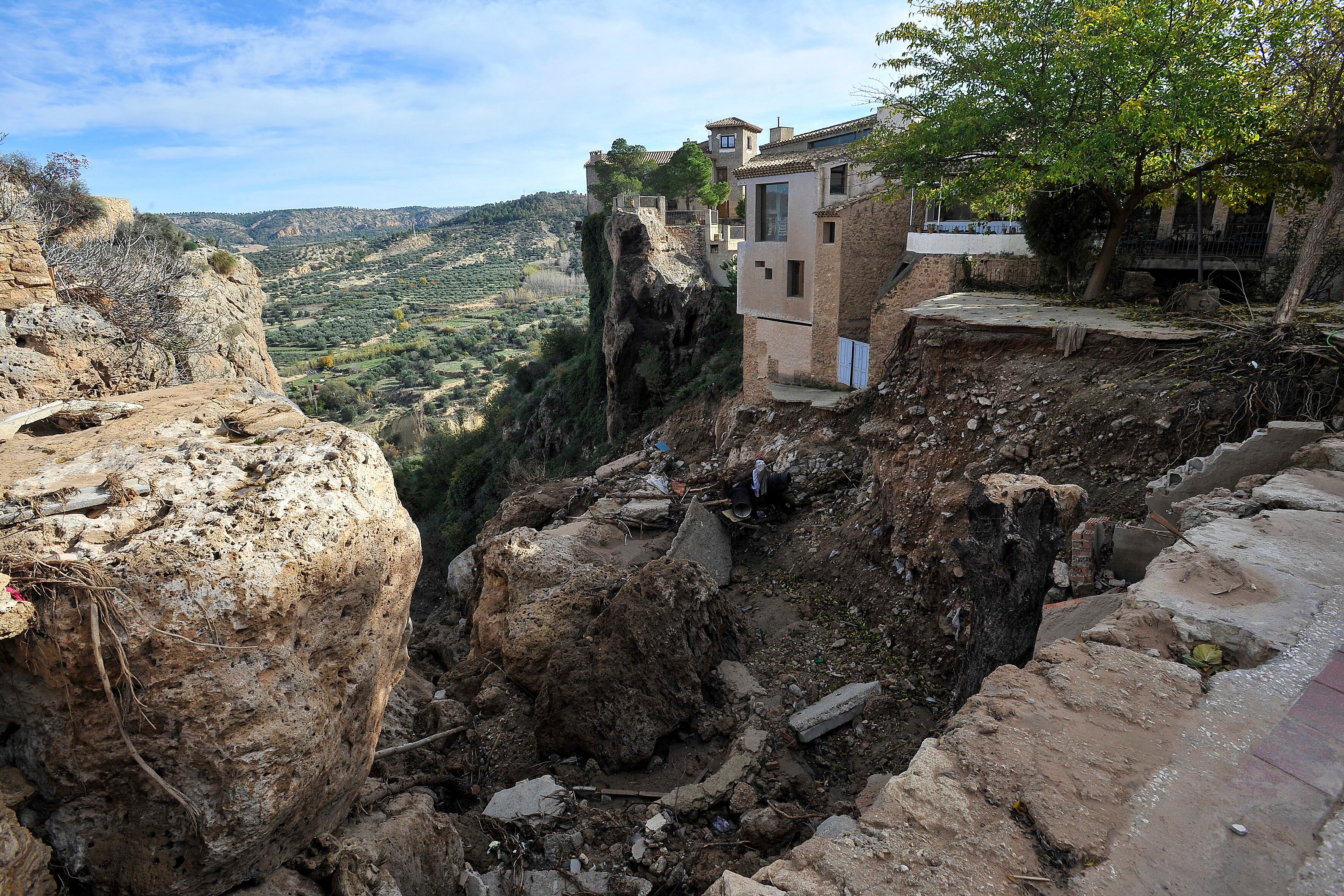 *ACOMPAÑA CRÓNICA* Letur (Albacete), 29/11/2024.- Hace 30 días una riada como no recuerda nadie en Letur, un pequeño pueblo enclavado en la Sierra del Segura (Albacete), inundaba en cuestión de minutos las calles que dan acceso al casco viejo, arrasando todo a su paso, incluso la vida de seis vecinos de una población que apenas albergaba ese martes a 150 personas. Un mes después de aquel 29 de octubre, el pueblo ya está en la senda de la recuperación. EFE/Manu
