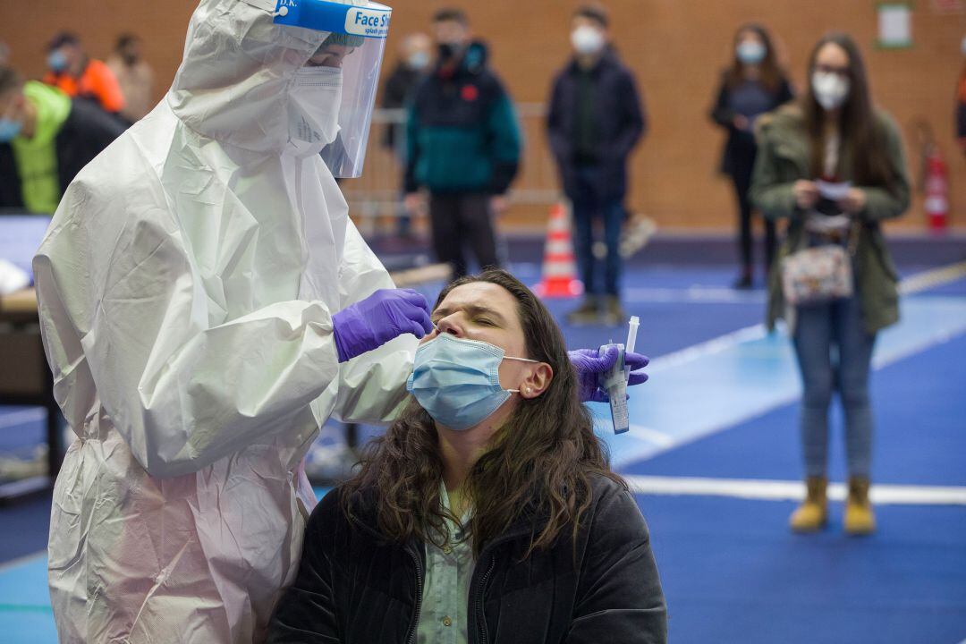 Varios jóvenes se someten a un cribado de COVID en la Universidad de Burgos