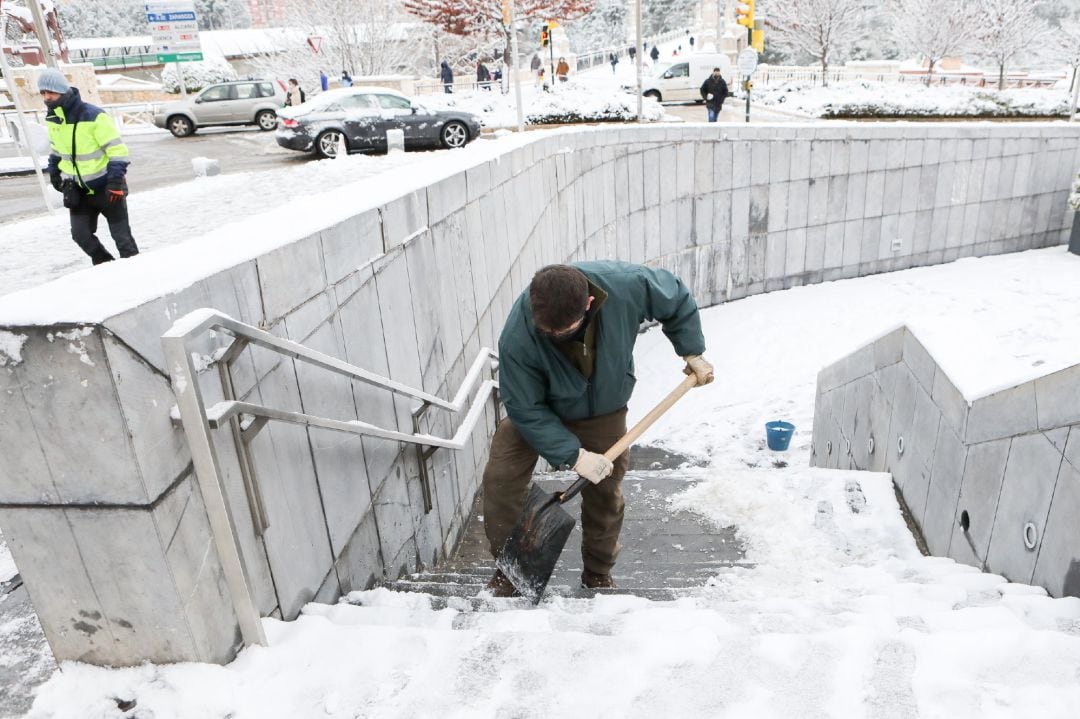 Hay que retirar la nieve de los accesos antes de que se convierta en hielo. 