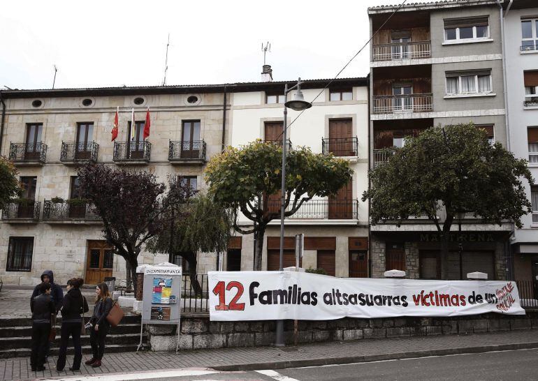 Pancarta colocada junto al Ayuntamiento de Alsasua tras las detenciones producidas por la agresión a dos agentes de la Guardia Civil el pasado 15 de octubre. 