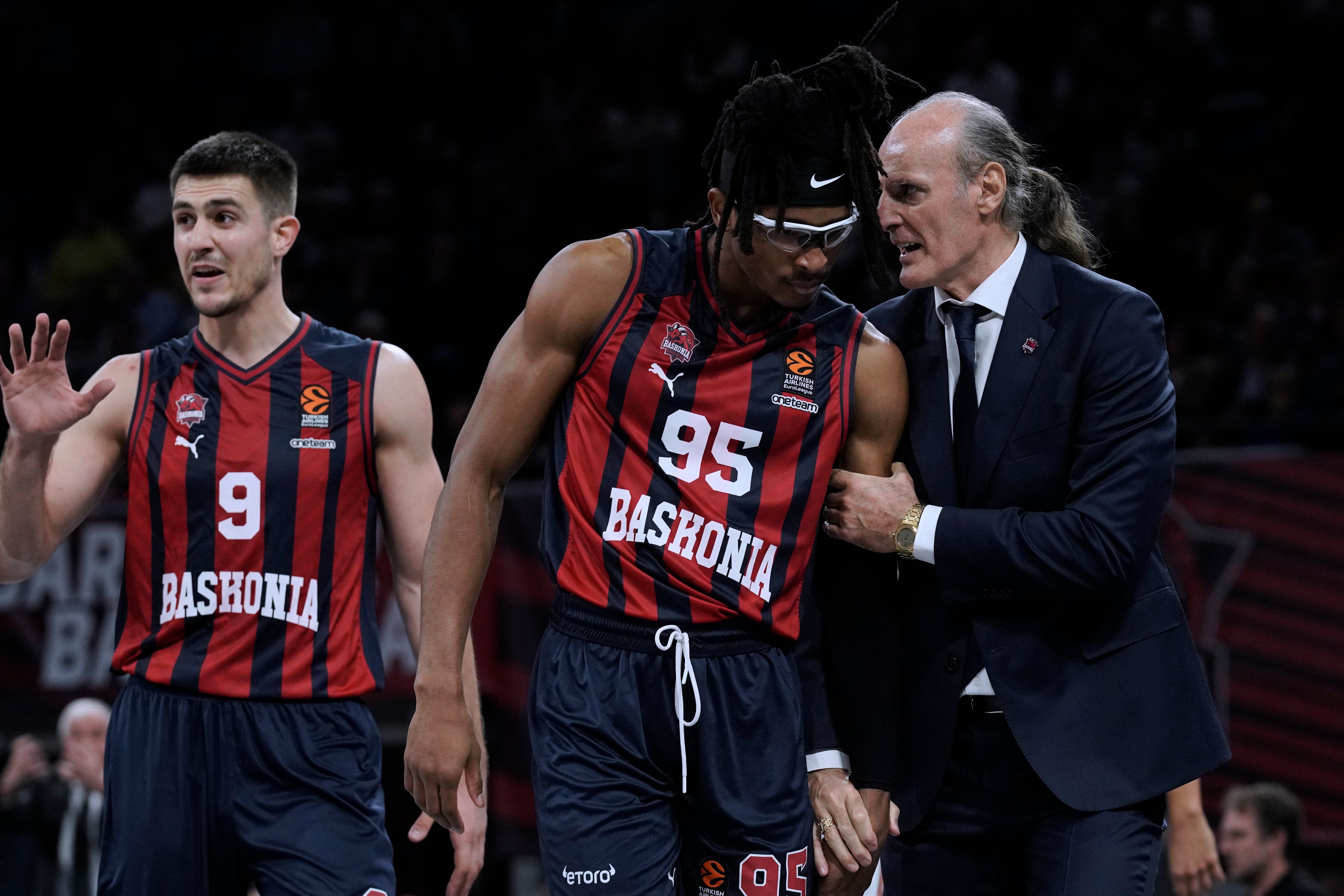 VITORIA, 03/11/2023.- El nuevo entrenador del Baskonia, Dusko Ivanovic (d), da indicaciones a Chima Moneke, durante el partido de la jornada 6 de la EuroLiga que Baskonia y Partizan disputan hoy viernes en el Buesa Arena, Vitoria. EFE/ ADRIÁN RUIZ HIERRO
