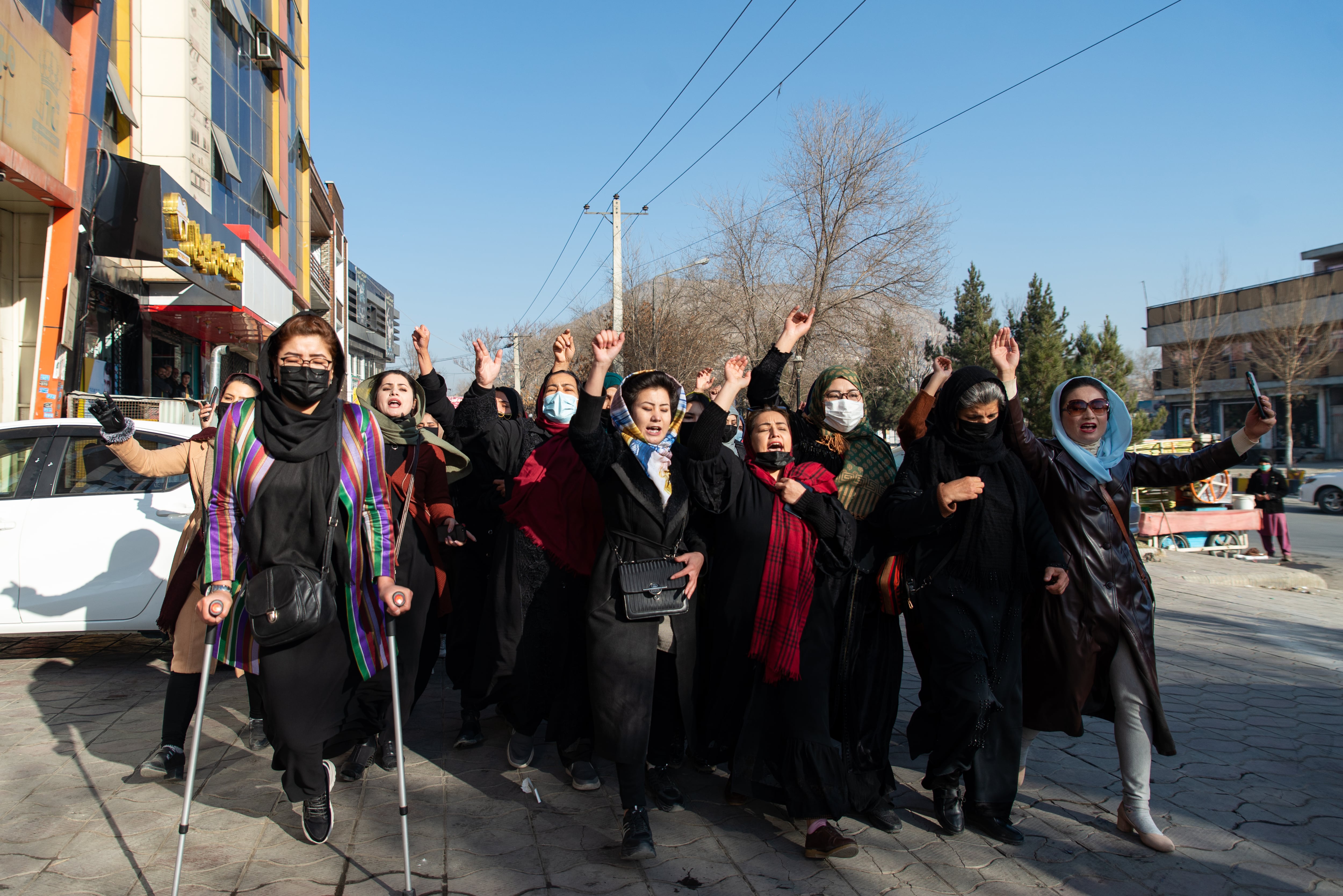 Mujeres afganas protestan contra la prohibición talibán de que las mujeres acudan a la universidad.