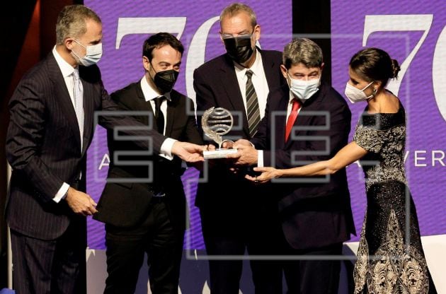 Los reyes entregan el 70º Premio Planeta de Novela a &#039;Carmen Mola&#039;.