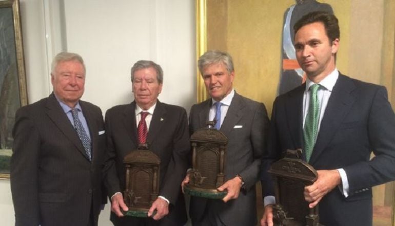 De izquierda a derecha, José Luis García Palacios, presidente de Caja Rural del Sur; el exministro José Luis Corcuera, Juan Antonio Ruiz &#039;Espartaco&#039; y el ganadero Álvaro Núñez del Cuvillo