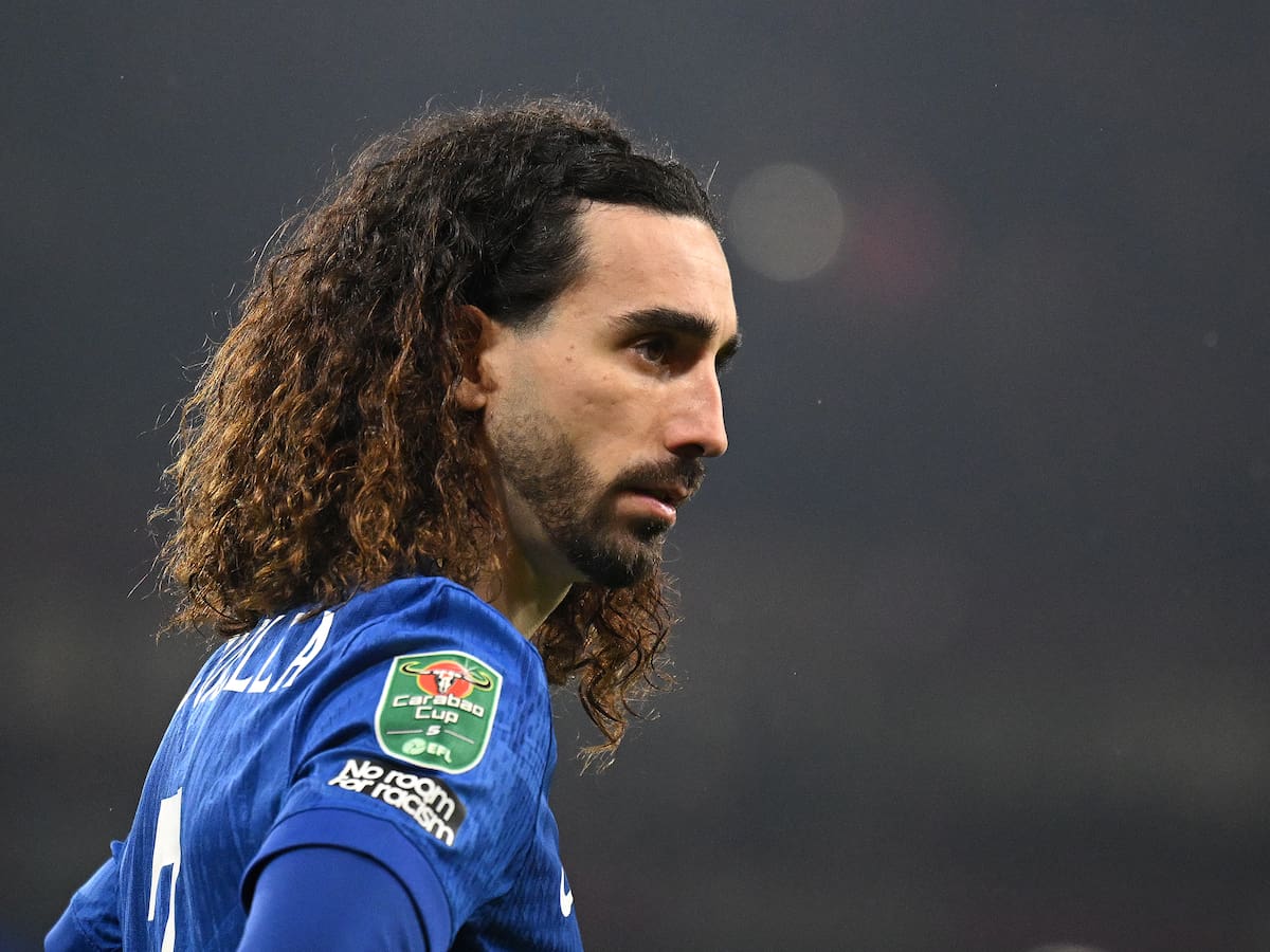 Un indiscutible para De la Fuente, con problemas: Cucurella pasará pruebas por molestias en los isquiotibiales