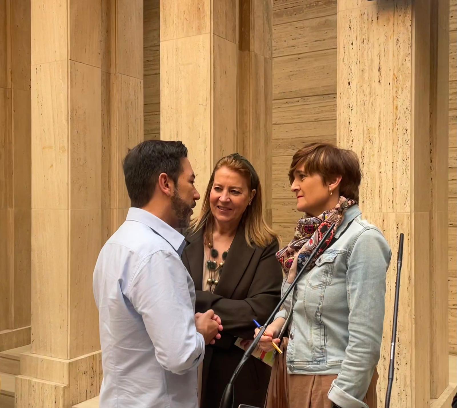 La concejala de Cultura de Albacete, Elena Serrallé habla con Cristóbal Muñoz, de la Compañía Flamenca Cristóbal Muñoz y con la concejala de Barrios, Llanos Navarro.