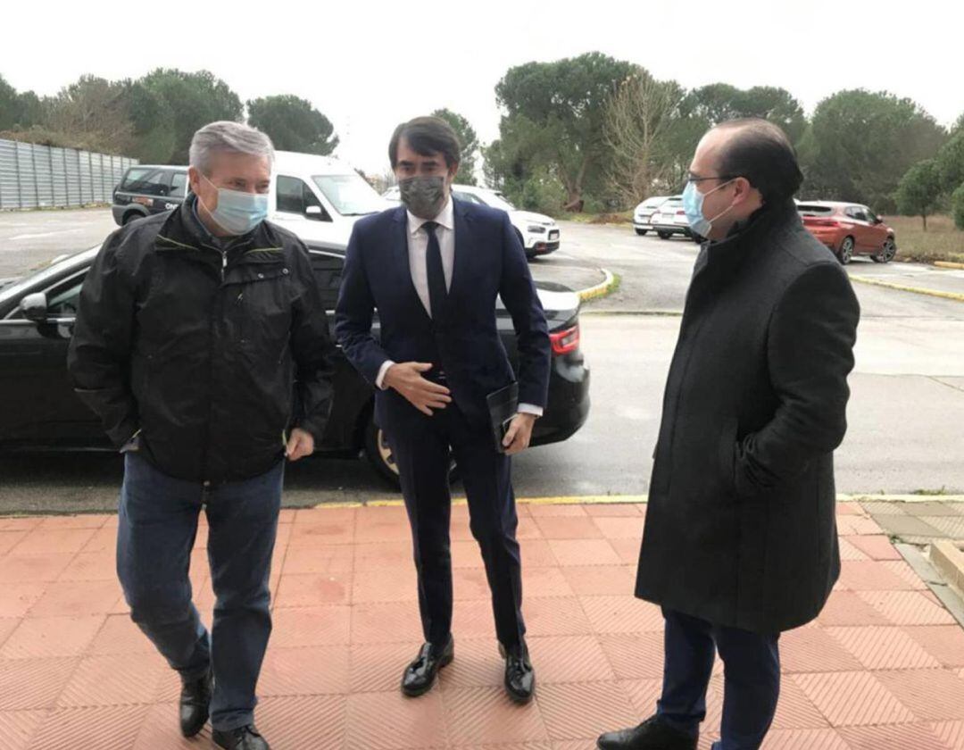 El alcalde de Carracedelo, Raúl Vlcarce, durante una visita al Bierzo del consejero de Fomento, Juan Cralos Suárez QUiñones