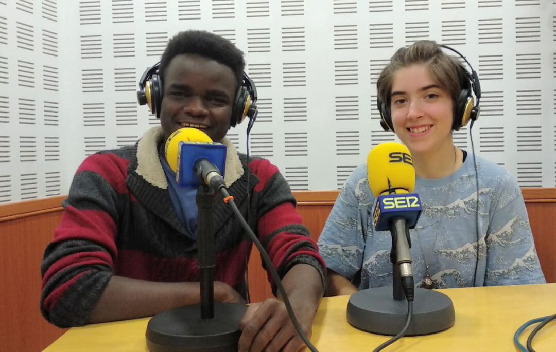 Cheikh Diouf y Ana Roldán, voluntarios de la ONG Intered