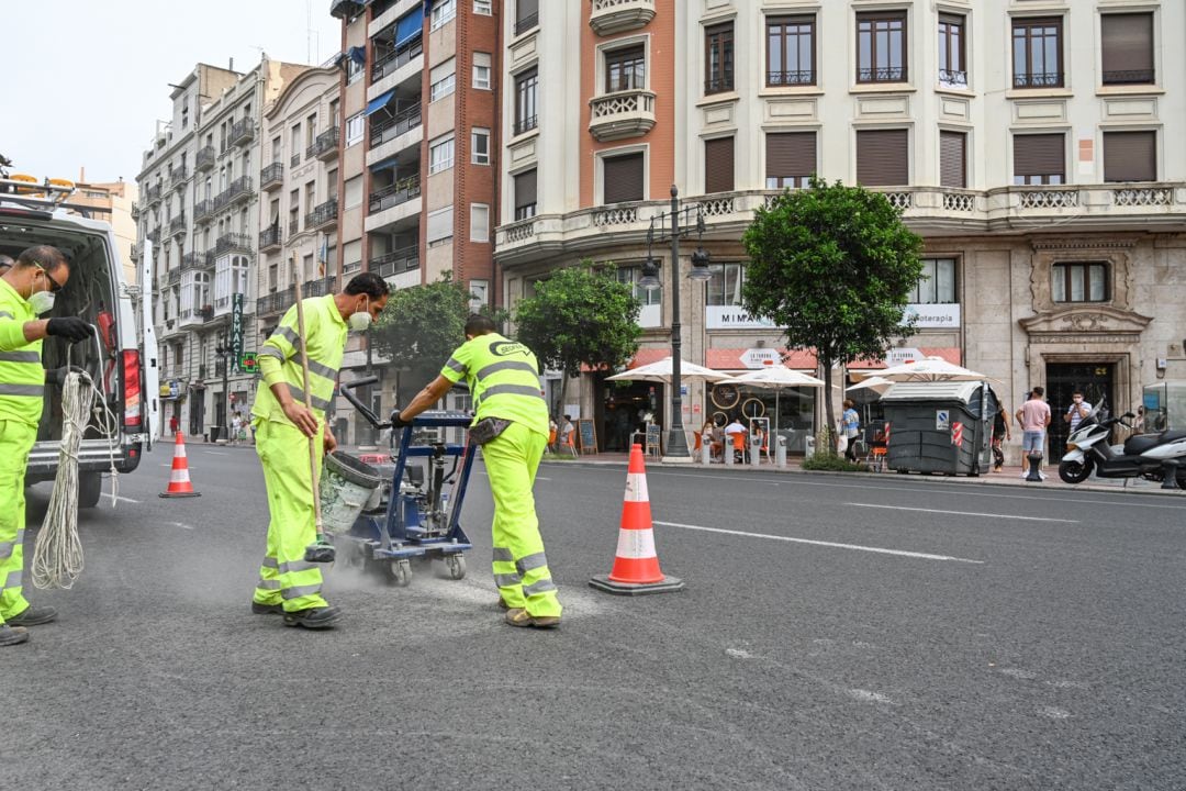 Operarios municipales realizan, este martes, los trabajos previos para la habilitación del carril bici en el cruce de la Gran Vía Ramón y Cajal y la plaza de España