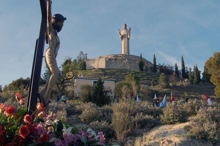 La procesión asciende hasta el Cristo del Otero