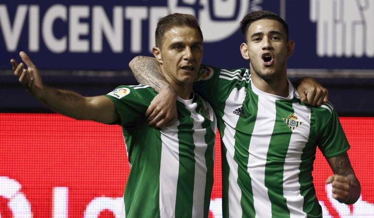 GRA565. PAMPLONA.- El jugador del Real Betis Joaquín (i) celebra tras marcar ante Osasuna, durante el partido de Liga en Primera División disputado esta noche en el estadio de El Sadar, en Pamplona. EFE Jesús Diges