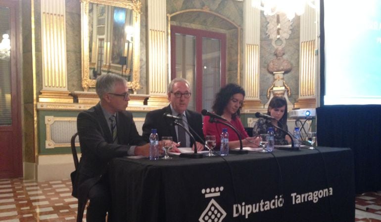 Josep Poblet, president de la Diputació de Tarragona (al centre) i Patrícia Fernández, directora de Canal Reus, acompanyada de Cristina González, la directora de la sèrie documental (dreta)