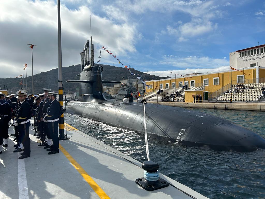 El submarino S-81 Isaac Peral en uno de los muelles del Arsenal de Cartagena