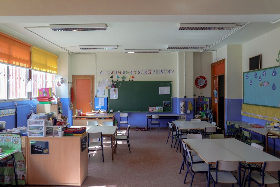 Aula vacía en un colegio de Madrid tras la suspensión de las clases por el coronavirus.