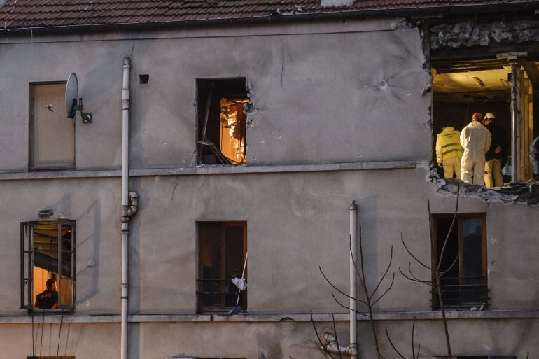 Miembros de la policía inspeccionan el edificio de Saint-Denis (París), tras la redada antiterrorista en la que se consiguió neutralizar a un comando yihadista.