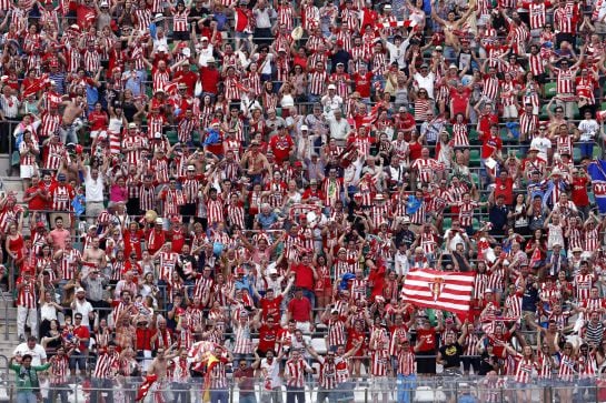 Los aficionados del Sporting de Gijón celebran el ascenso a primera división tras conocer los resultados de otros partidos tras su encuentro de Liga Adelante que han jugado contra el Betis hoy en el estadio Benito Villamarín de Sevilla.