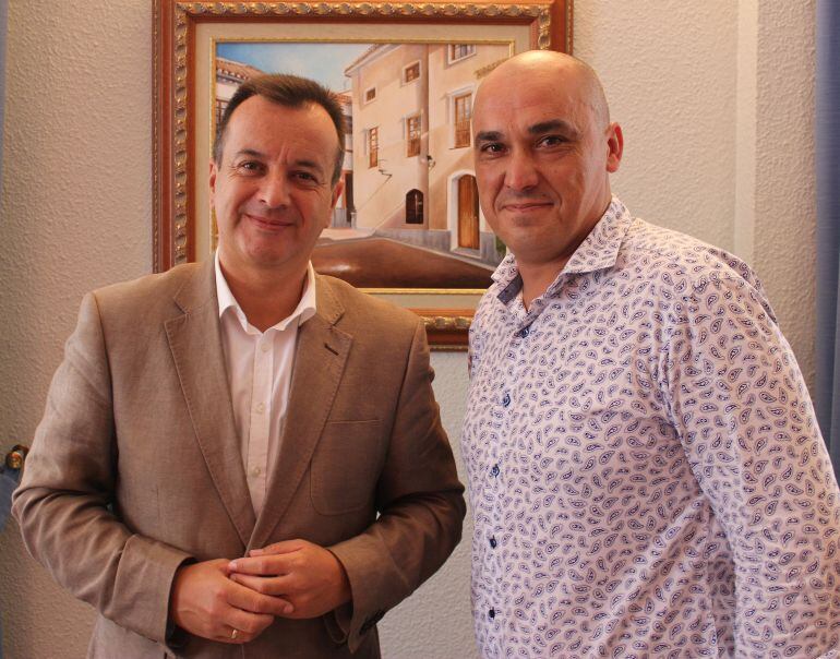 El delegado de bienestar social, Higinio Almagro junto con el concejal Gregorio Morales