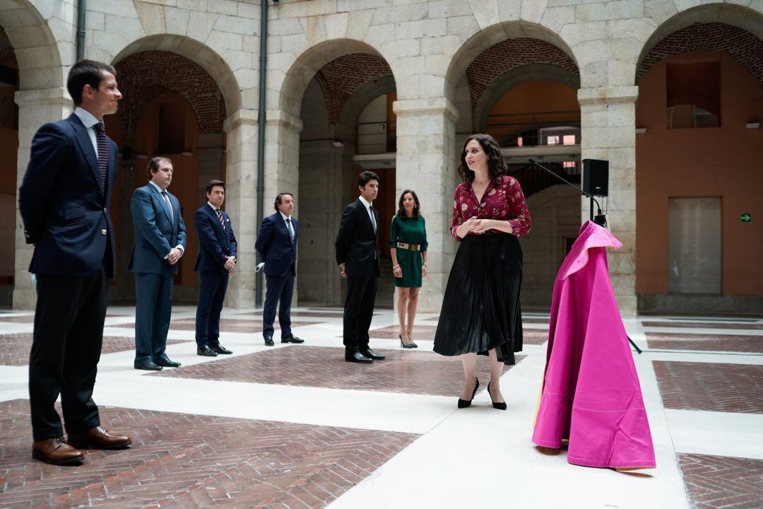 La presidenta de la Comunidad, Isabel Díaz Ayuso, se reúne con el sector taurino.
