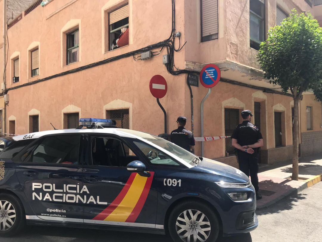 Agentes de la Policía Nacional en la vivienda donde ocurrieron los hechos 