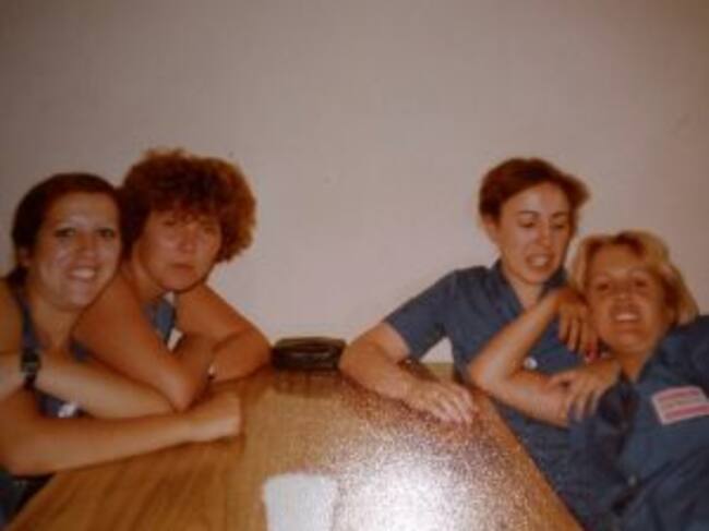 Un grupo de aparadoras de Uniroyal en un descanso