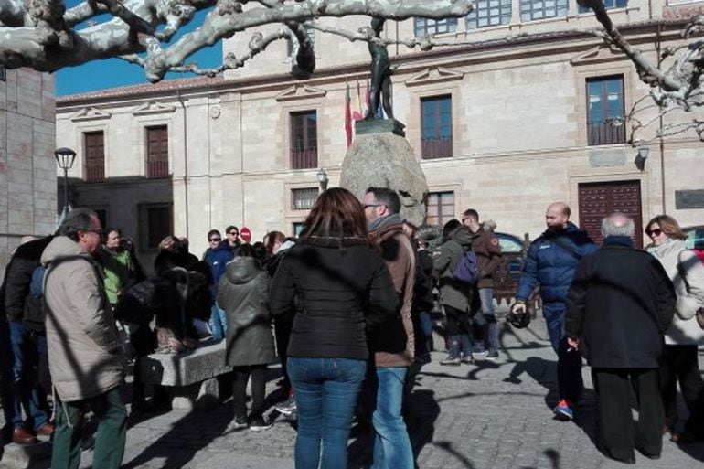 Un grupo de personas esperando para realizar una visita al casco antiguo de la capital