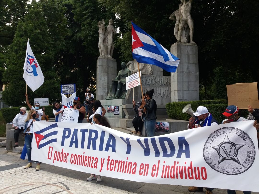 Protesta de los cubanos residentes en el Principado en el Paseo de los Álamos, en Oviedo