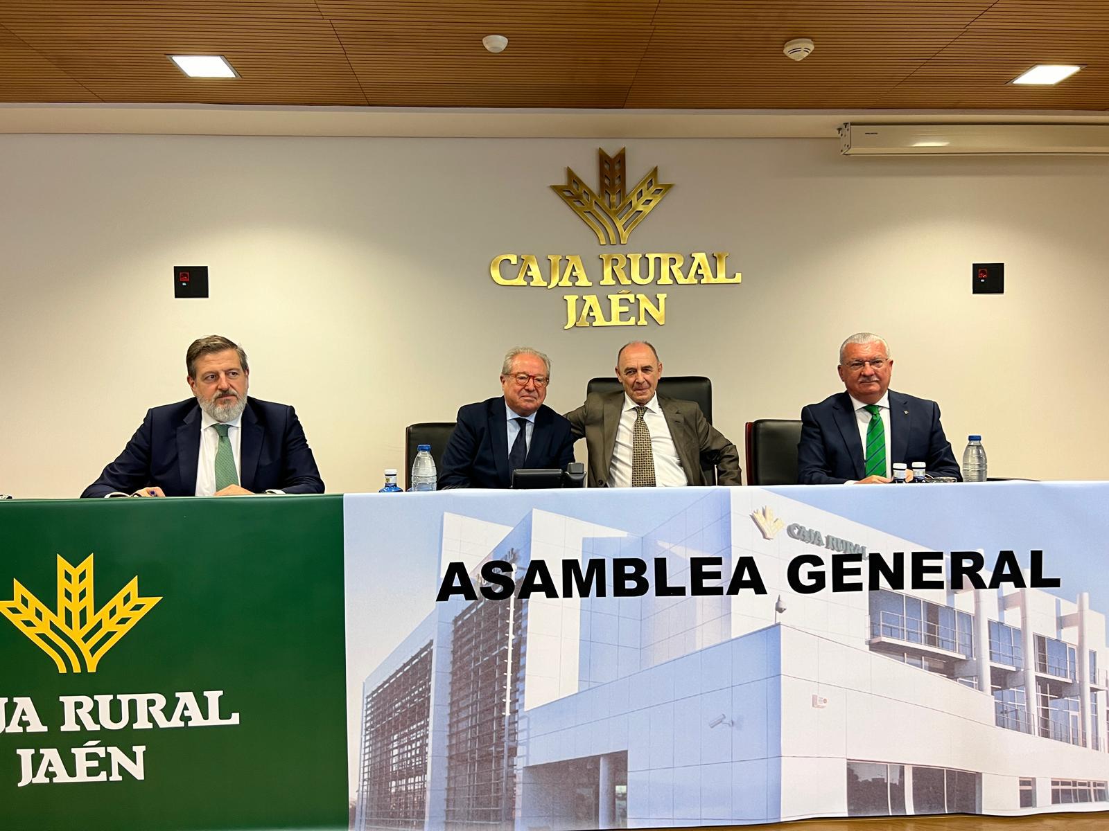 De izquierda a derecha: Luis Jesús García Lomas, subdirector de la Caja Rural de Jaén; Enrique Acisclo, director general; Juan Núñez, presidente; Patricio Lupiáñez, secretario del consejo rector.