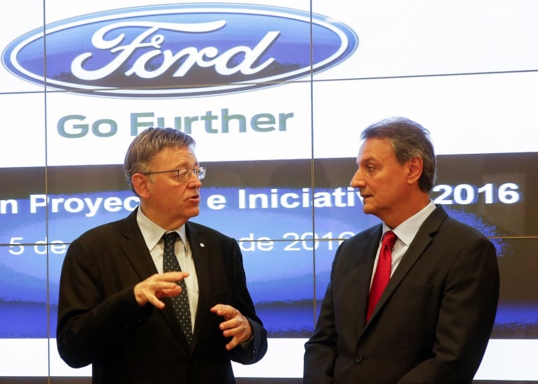 El president de la Generalitat, Ximo Puig (i), conversa con Jesús Alonso, consejero delegado y nuevo presidente de Ford España, compañía que registra hoy una &quot;jornada industrial&quot; en la sección de montaje de motores de Almussafes (Valencia), lo que supone 