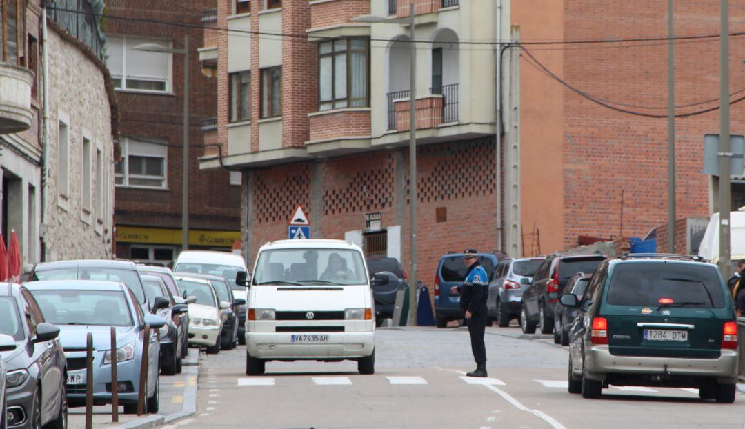 Un agente regula el tráfico en la calle Nueva de Cuéllar