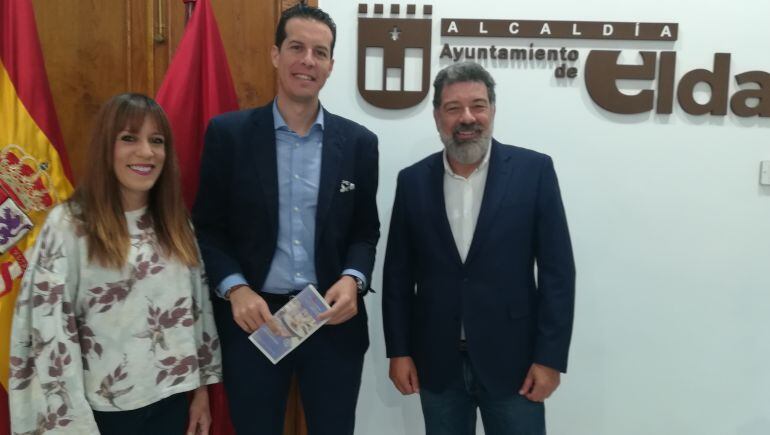 La edil de Educación, junto al alcalde de Elda y el director del Centro de FP Valle de Elda