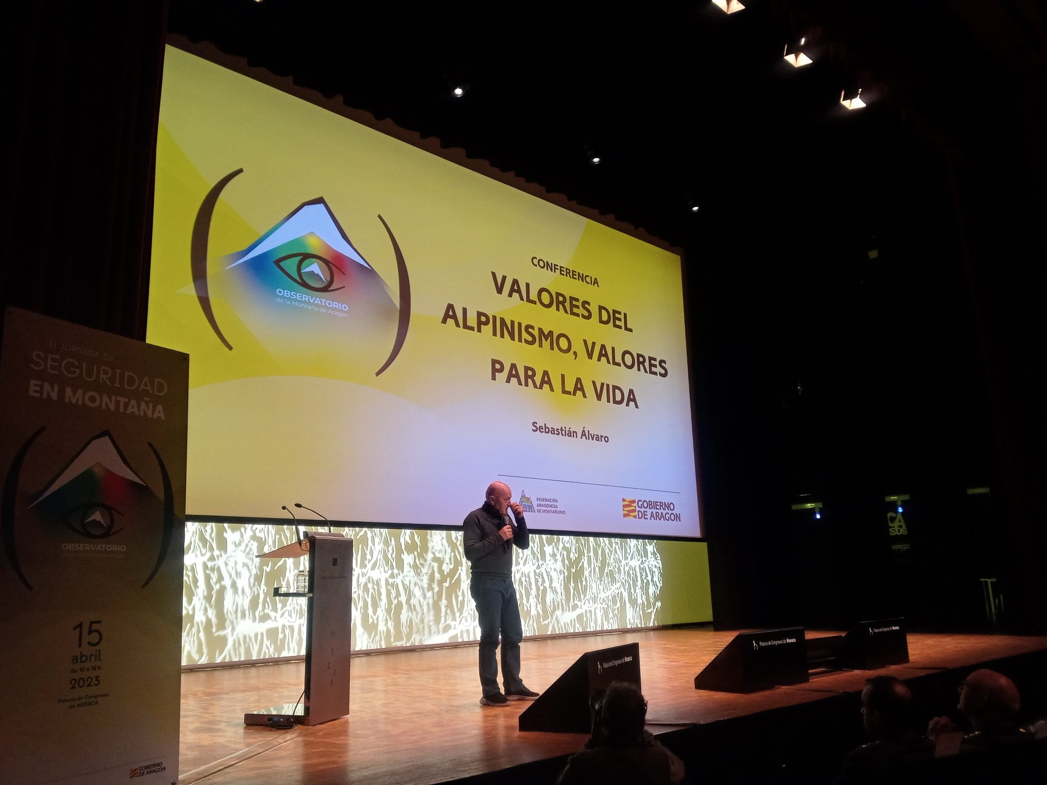 El alpinista Sebastián Álvaro, durante su ponencia