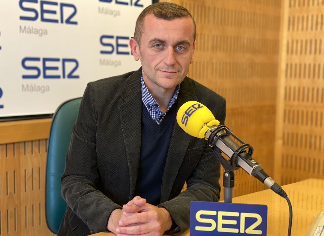 El periodista Jesús Sánchez en los estudios centrales de SER Málaga