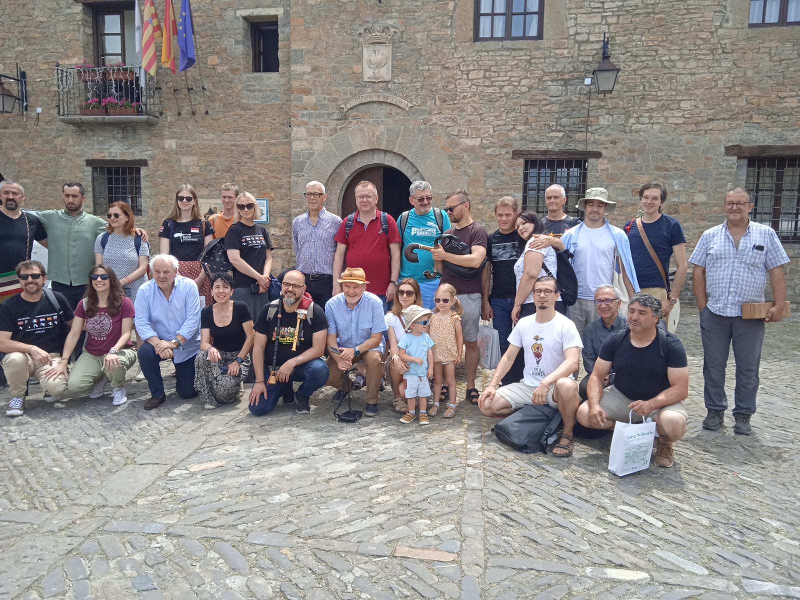 Foto de familia de los participantes en el encuentro. Foto: Ayuntamiento de Aínsa