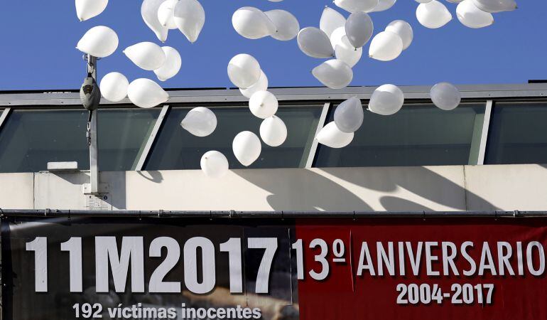 Suelta de globos blancos durante el homenaje en recuerdo de las víctimas de los atentados del 11 de marzo de 2004.