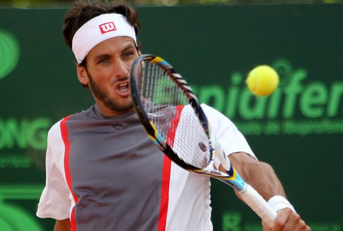 El tenista español Feliciano López devuelve una bola al rumano Adrian Ungur durante el partido de primera ronda en el Open de tenis suizo en Gstaad