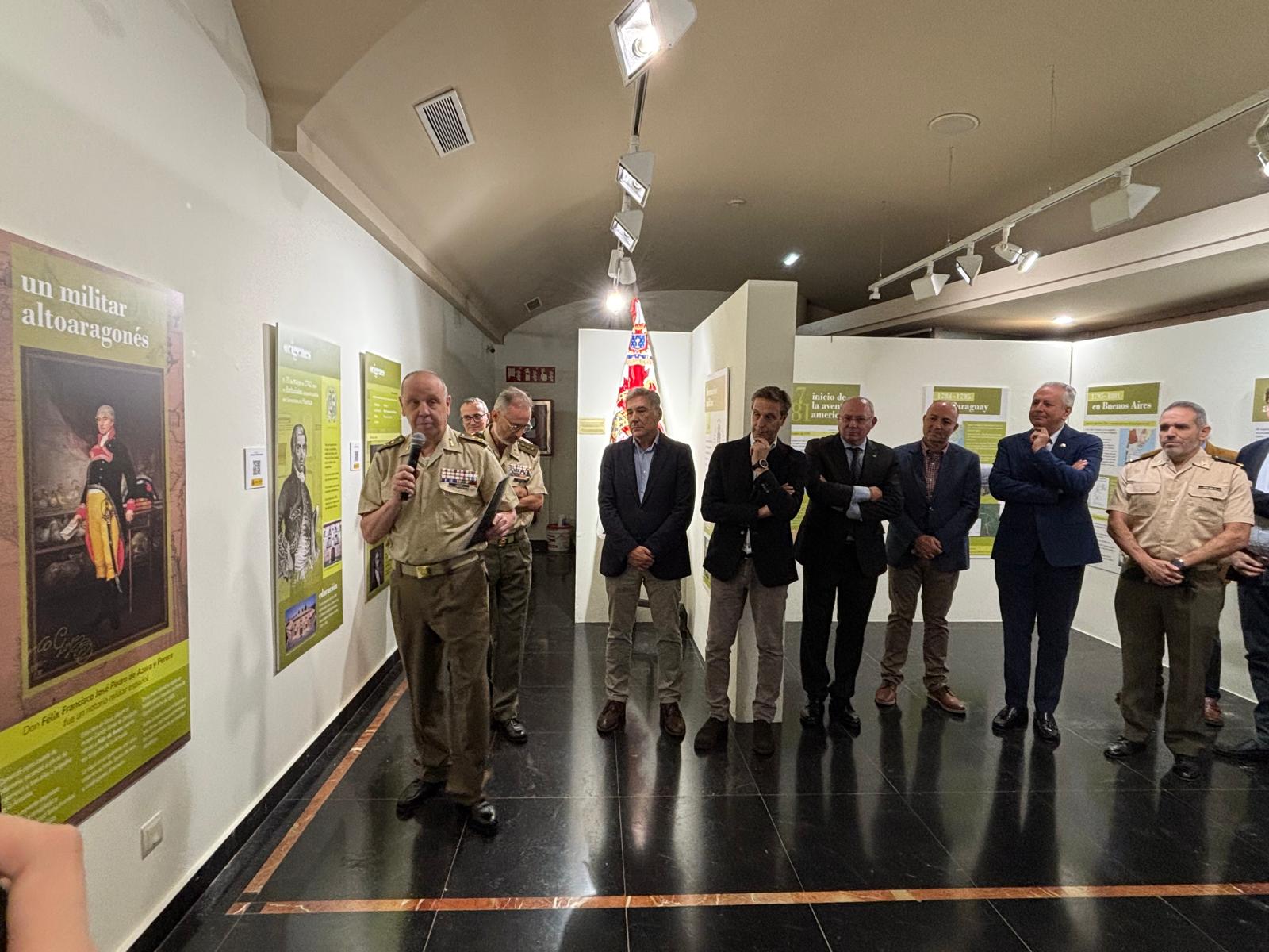 Momento de la visita y explicación de la exposición &quot;Félix de Azara y el origen de los ingenieros militares&quot;