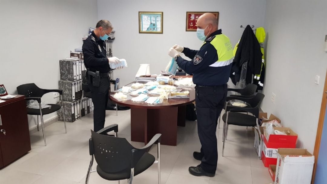 La Policía Local de Totana recibe la donación de diferente material de protección contra el coronavirus