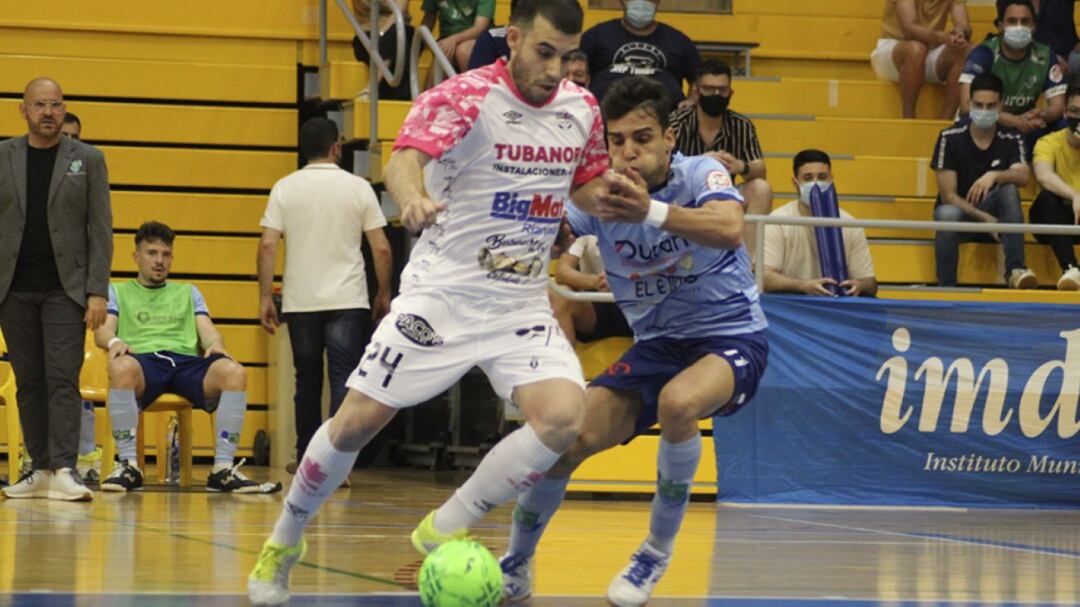 Armando conduce el balón ante la presión de Nacho Gil en el partido de El Ejido