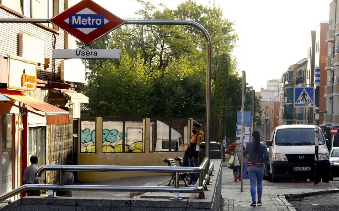 Acceso a la estación de metro de Usera, uno de los barrios afectados por las restricciones sanitarias.