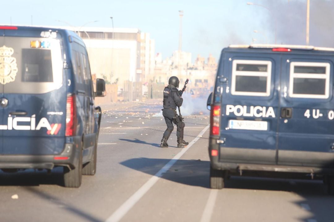 Un agente de la Policía Nacional en la carretera industrial de Cádiz durante la huelga del metal