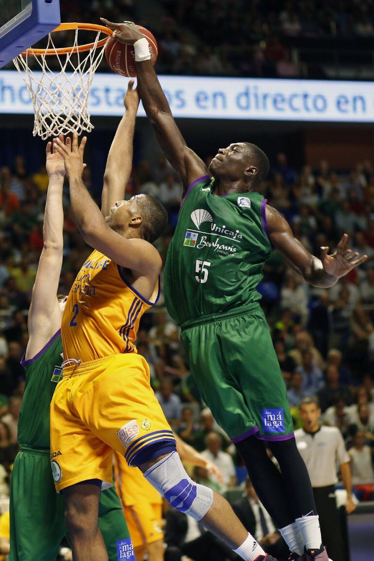 N´Diaye realiza un tapón a Hendrix en su debut en casa