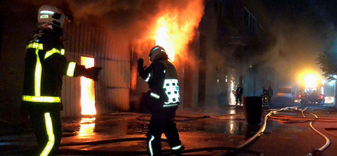 Se incendia una nave industrial de pinturas en San Sebastián de los Reyes