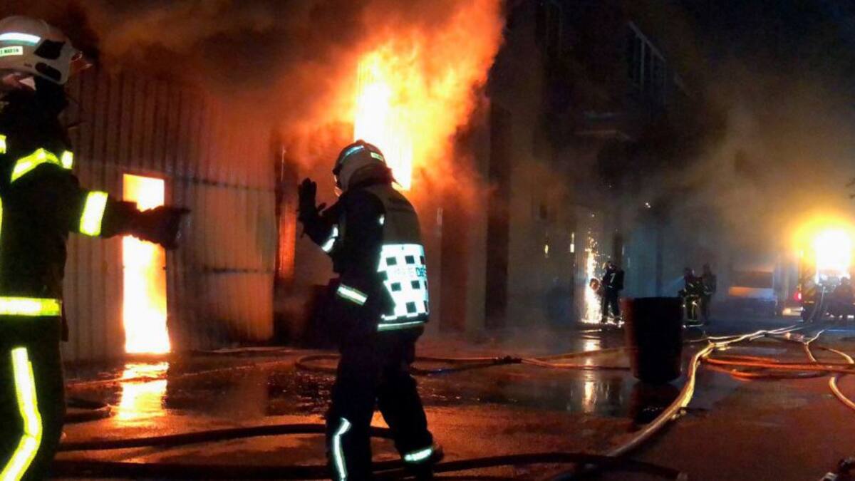 Aparatoso incendio en un almacén de pinturas en San Sebastián de los Reyes