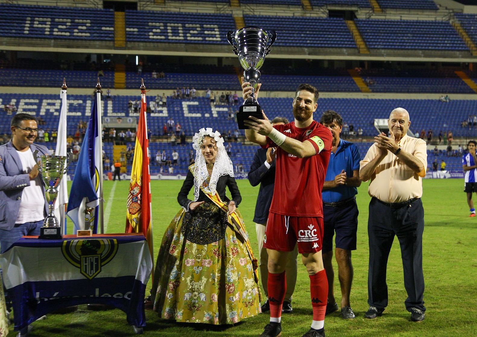 Carlos Abad, capitán del Hércules, levanta el Trofeo Ciudad de Alicante