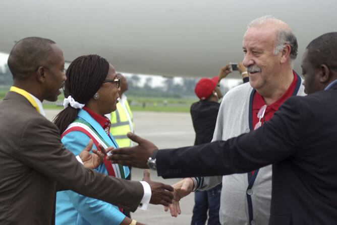 El seleccionador nacional, Vicente del Bosque, saluda a la alcaldesa de Malabo, María Coloma y al presidente de la Federación Guineana de Fútbol (FEGUIFUT), Domingo Mituy Edjang, a su llegada