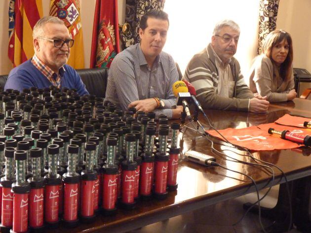 El alcalde de Elda, Rubén Alfaro, acompañado de técnicos elaboradores de las antorchas leds y la edil de Fiestas, Laura Rizo