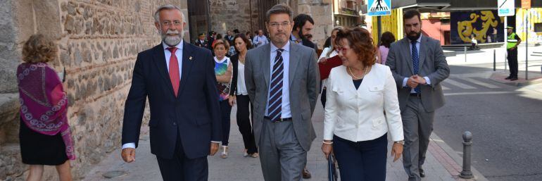 El alcalde de Talavera, Jaime Ramos (dcha.), el ministro Catalá (centro) y la senadora Carmen Riolobos (izqda.) este jueves en Talavera