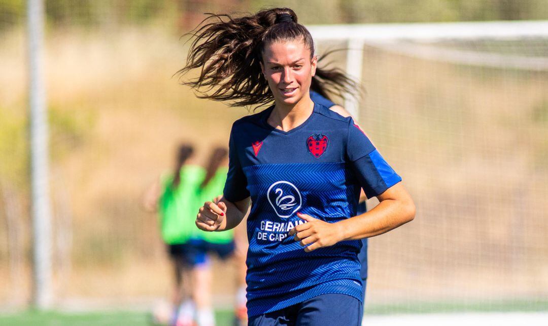 Silvia Lloris entrenando con su nuevo equipo