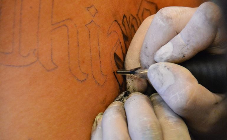 Imagen de archivo de una persona realizando un tatuaje. 