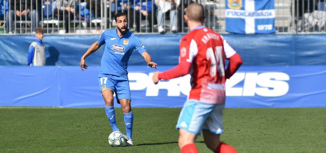 José Rodríguez (17) controla el balón vigilado por Kravets (d) en el partido de este domingo en el &#039;Fernando Torres&#039;